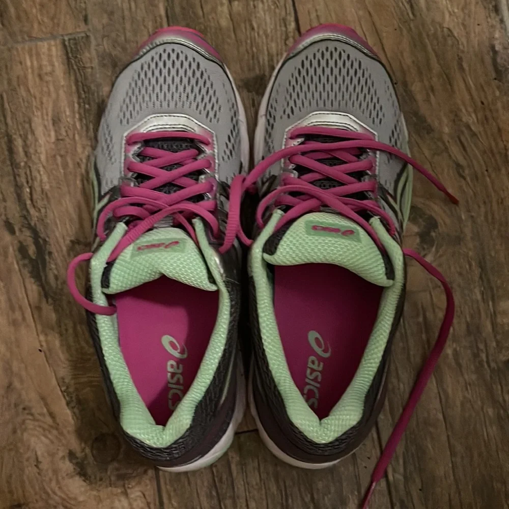 ASICS women’s running shoes - Picture 2 of 8